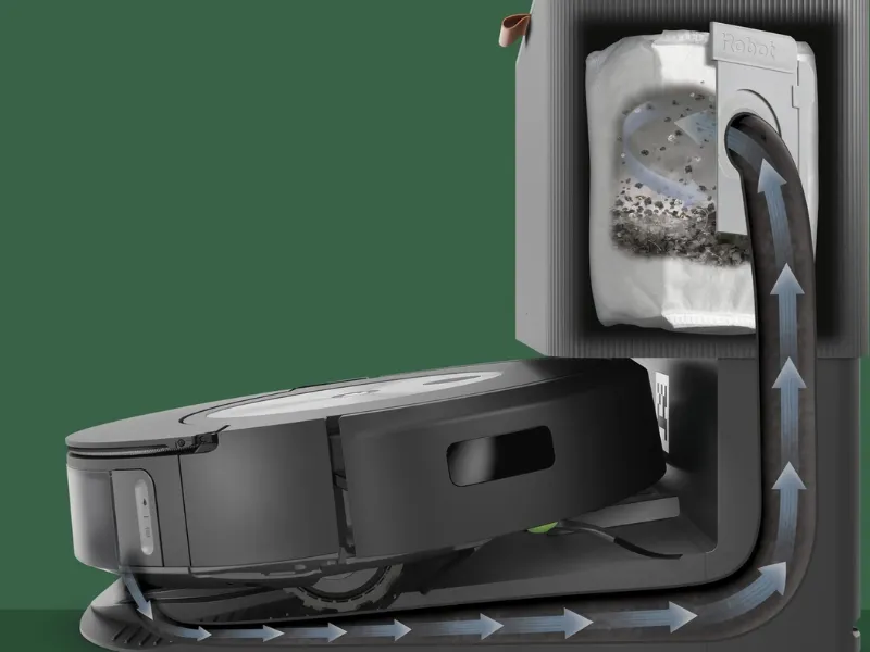 Roomba Combo j7+ robotstøvsuger med cleanbase dock viser støvbeholder der fører snavs op i en pose via slange