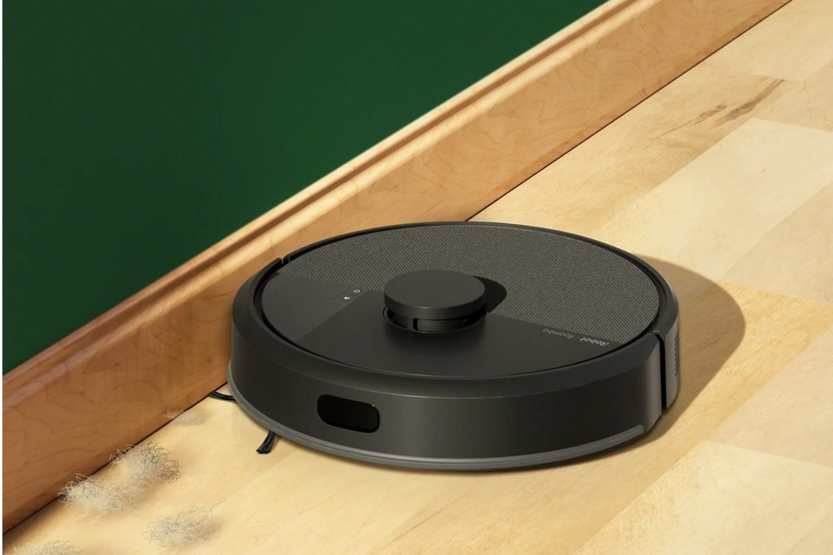 iRobot Roomba Combo 105 robotstøvsuger rengør trægulv langs fodliste med støv og snavs