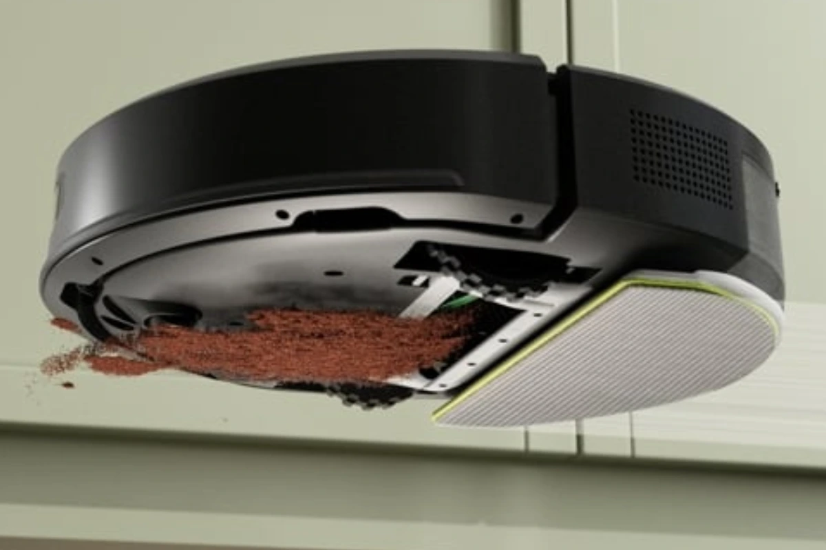 iRobot Roomba Combo 105 robotstøvsuger demonstrerer sugeevne set nedefra hvor smuler og støv suges op