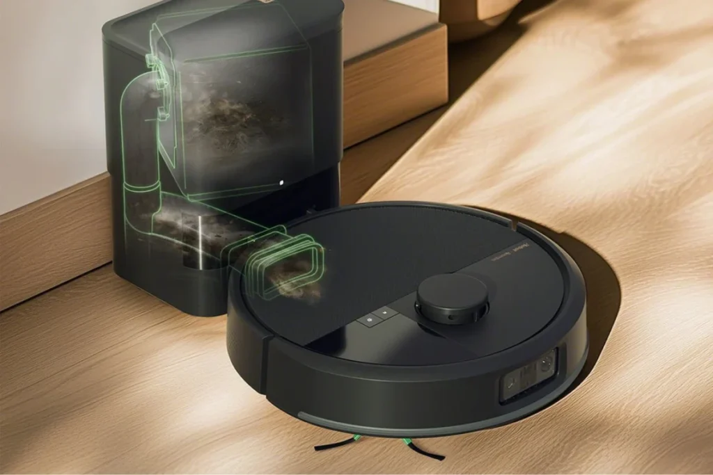 Roomba Max 705 robotstøvsuger på dockingstation med AutoEmpty og smartphone app på et trægulv