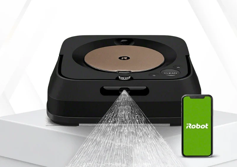 iRobot Braava M6 robotgulvvasker vasker gulv med vandstråle og smartphone app på en hvid platform